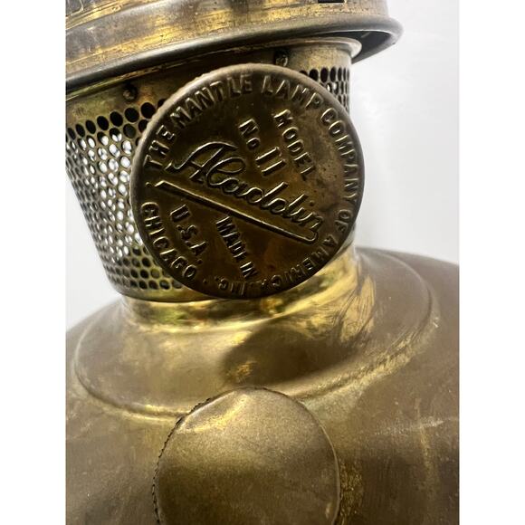 Vintage Brass Aladdin Oil Kerosene Lamp Model No. 11 w/Hurricane - Picture 3 of 14